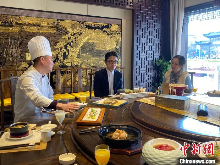 南京秦淮人家廚師長在介紹當?shù)氐拇杭緯r令食單?！”R薇 攝