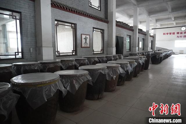 2015年，琚耀偉決定投資建設(shè)醋廠，傳承當(dāng)?shù)丶兪止め劥坠に??！±盍?攝