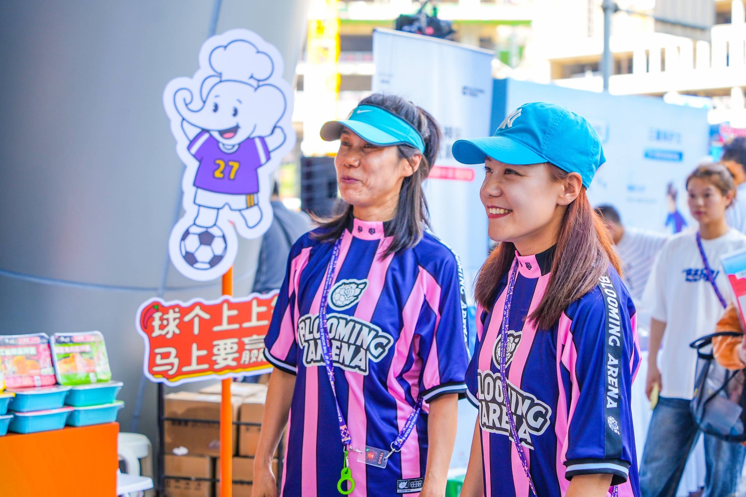 03 初代鏗鏘玫瑰代表人物范運(yùn)杰（左）與足球博主Teacher莎（右）到白象展臺(tái)打卡互動(dòng).jpeg
