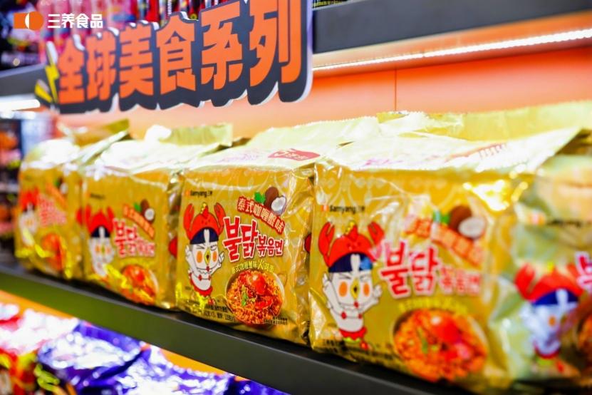 冰箱里有許多食物
描述已自動生成