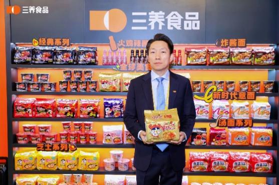 商店的門口前有貼海報
描述已自動生成