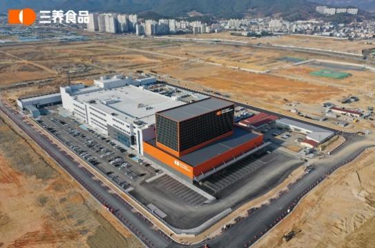 火車開在鐵軌上
低可信度描述已自動生成